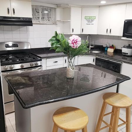 Tidy Private Rooms With Full Kitchen Toronto Exteriér fotografie